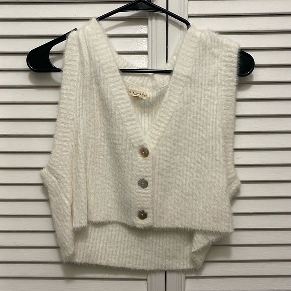 L.A. Hearts fluffy sweater vest - Picture 1 of 2